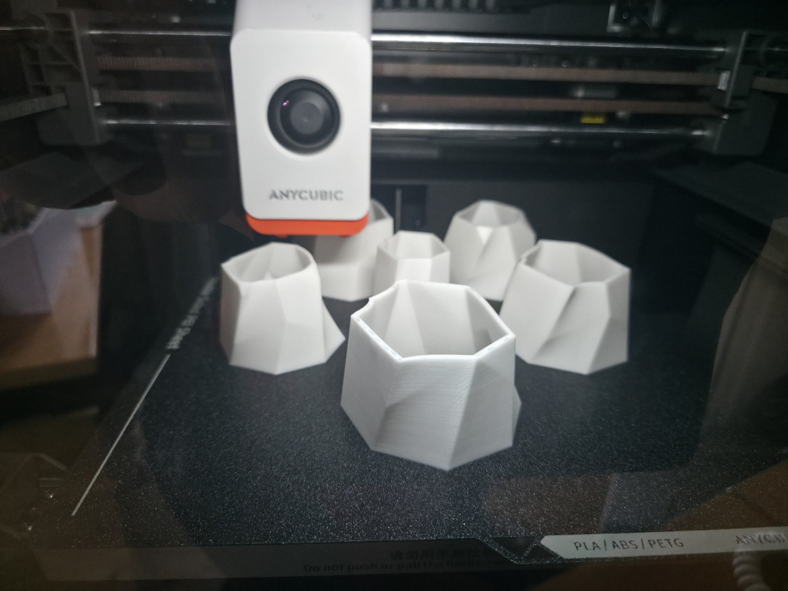 Weiße FDM-Bauteile im Anycubic-3D-Drucker